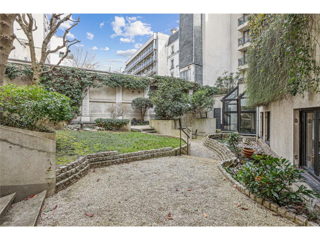 Au sein d'un très bel immeuble moderne situé à pr