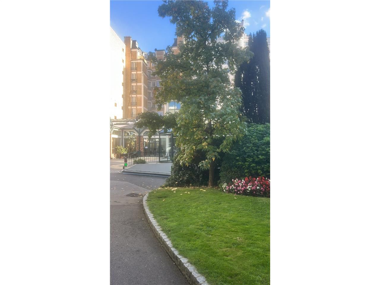 Nichée au sein d'une copropriété arborée et fleur