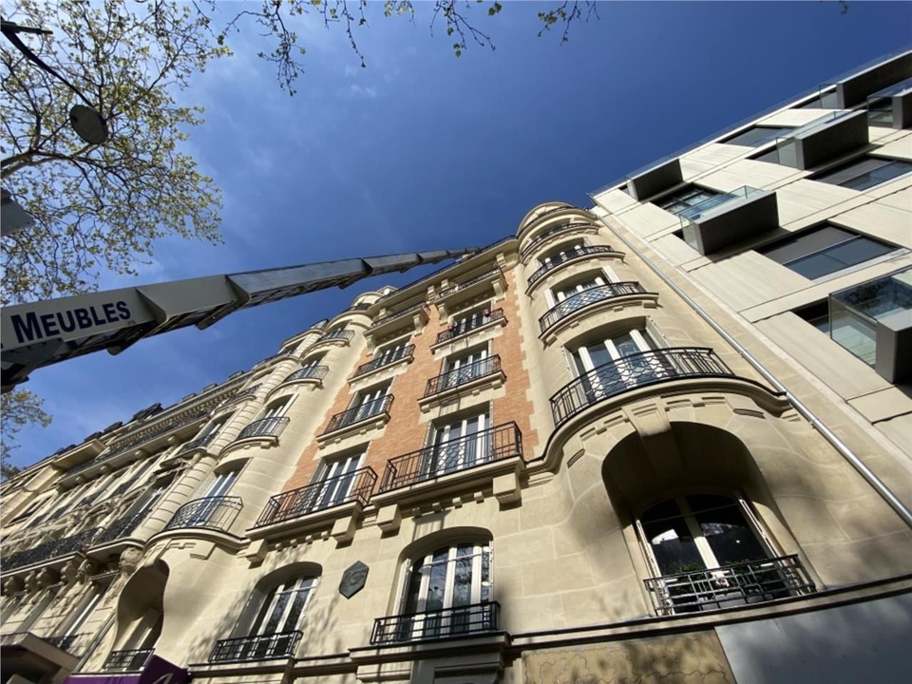 Situé à quelques pas du Champs de Mars et de l'Ec