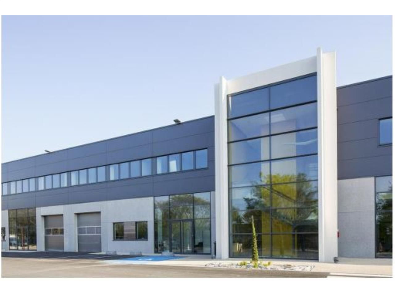 CBRE vous propose à louer, un local d'activité si