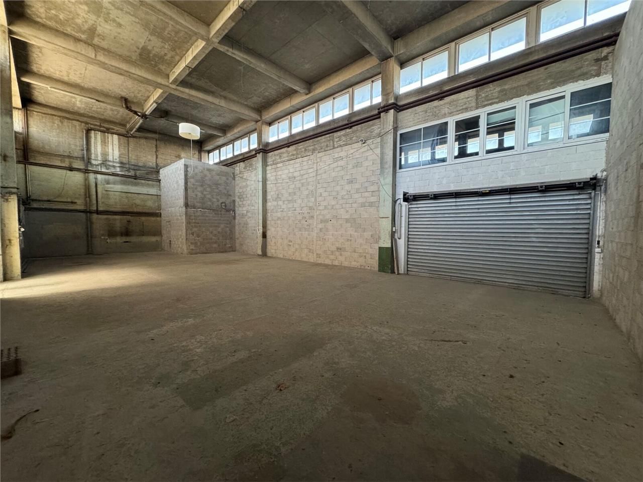 CBRE vous propose à louer, un bâtiment rénové sit