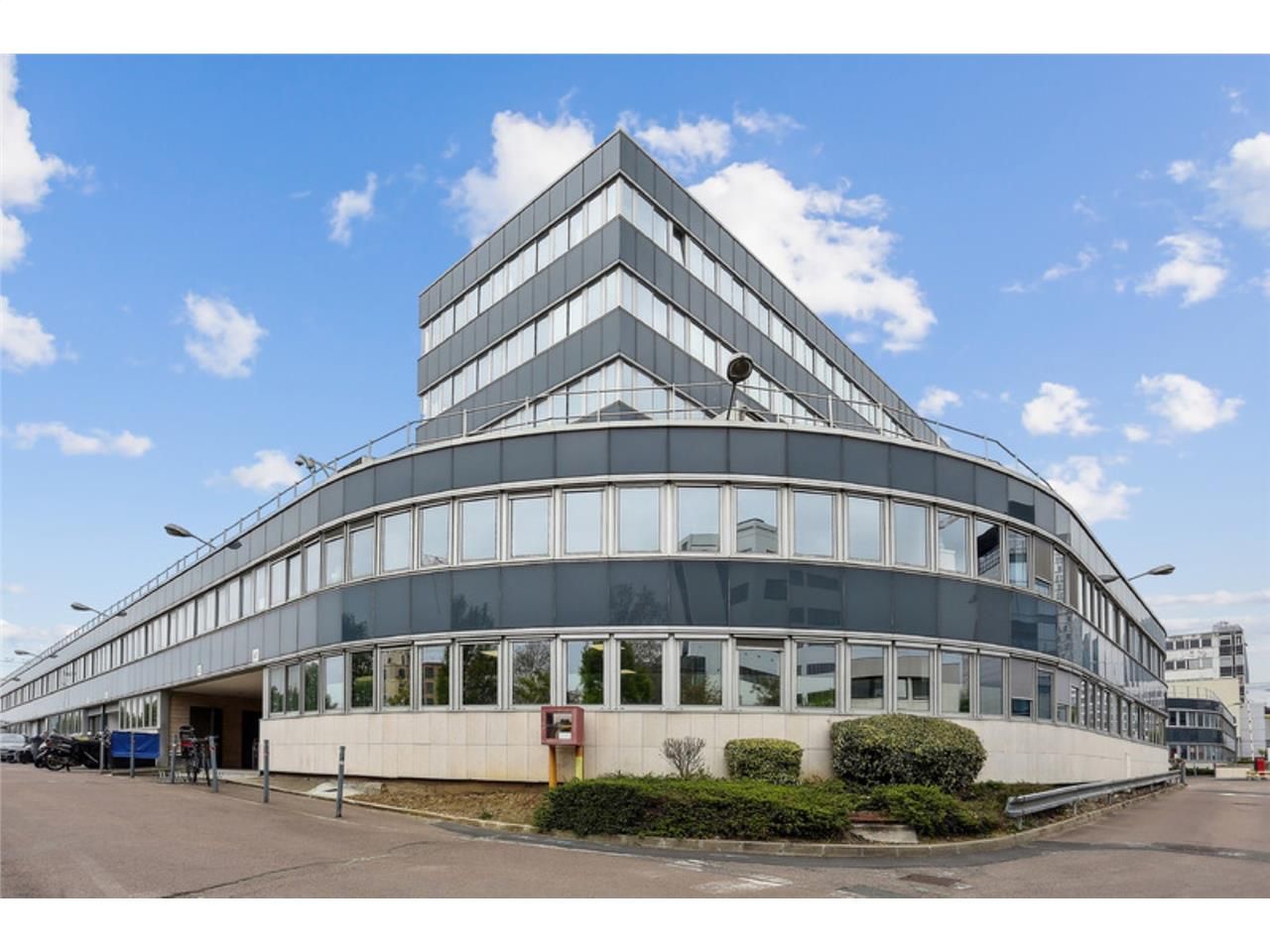 CBRE vous propose à louer, un bâtiment rénové sit