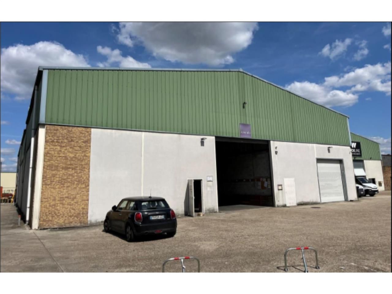 CBRE vous propose à louer, un local d'activités, 