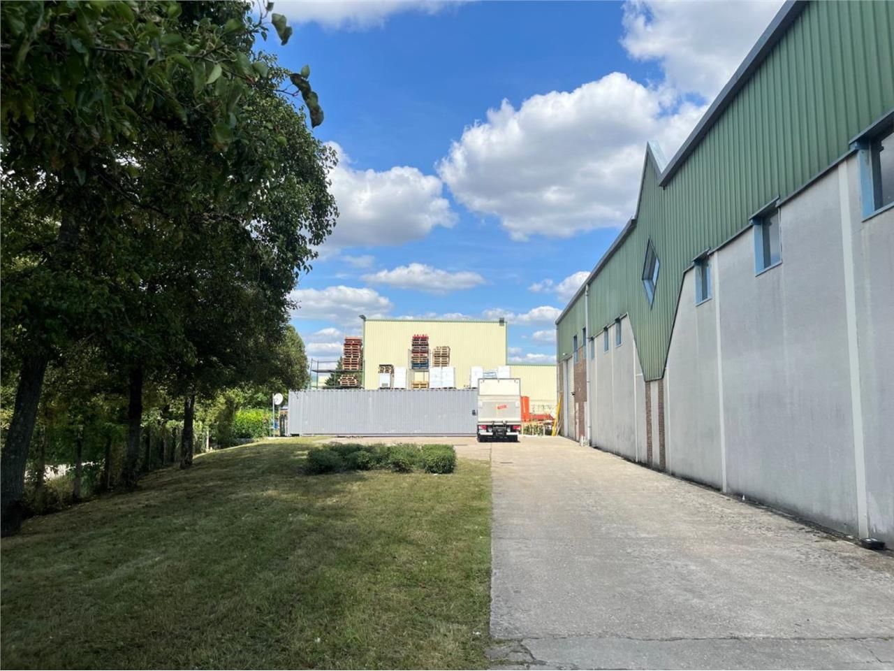 CBRE vous propose à louer, un local d'activités, 