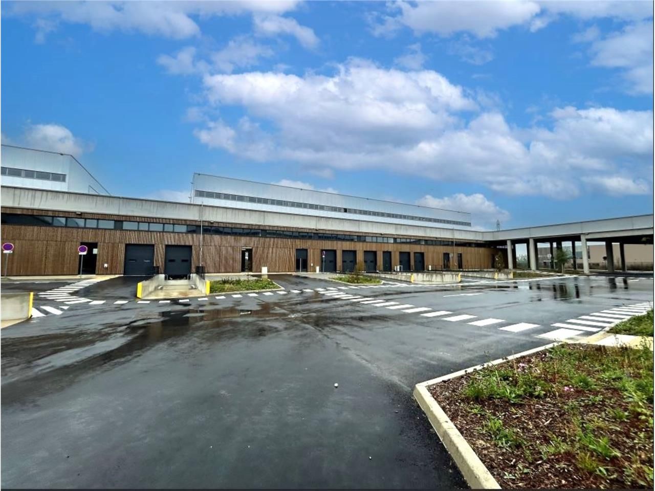 CBRE vous propose à louer, des locaux d'activités