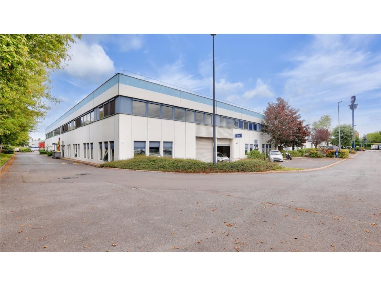 CBRE vous propose à louer, des locaux d'activités