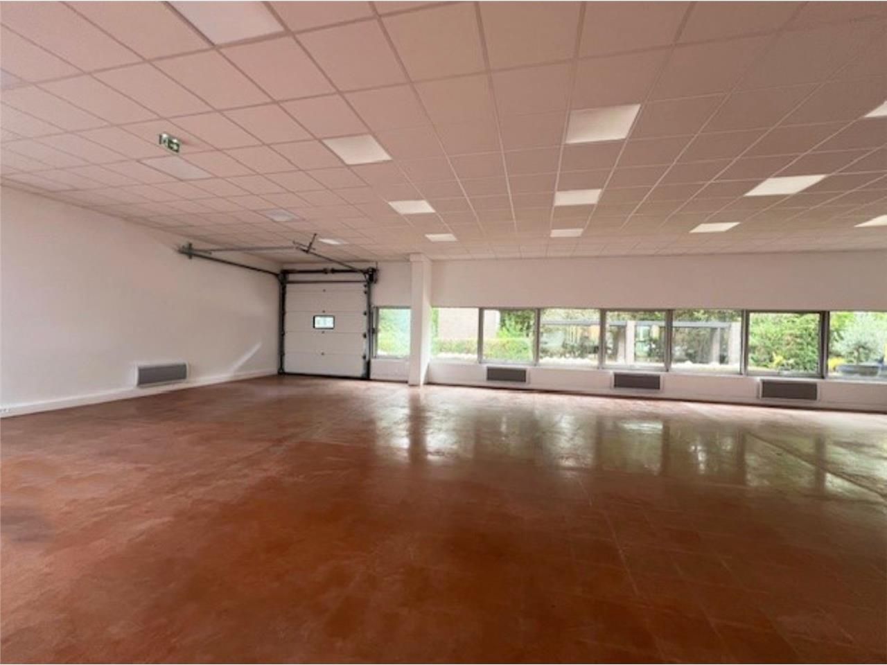 CBRE vous propose à louer, un entrepôt/local d'ac