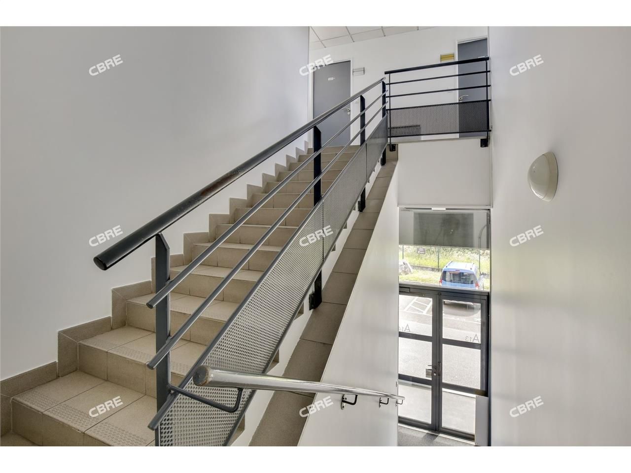 CBRE vous propose à louer un entrepôt/local d'act