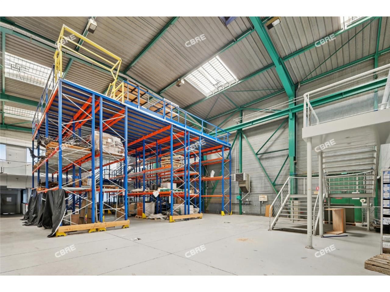 CBRE vous propose à vendre, un entrepôt/local d'a