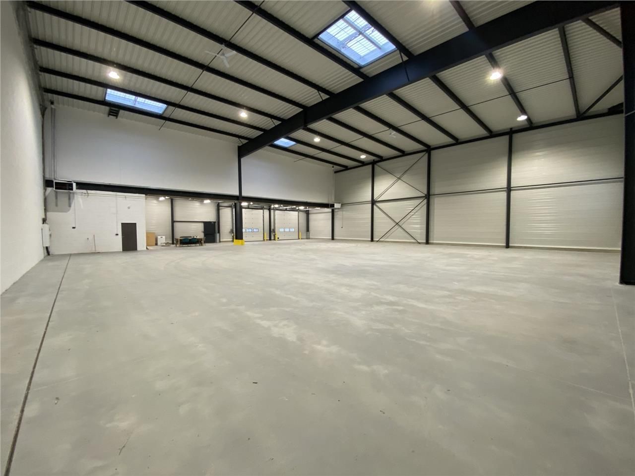 CBRE vous propose à louer, des locaux d'activités