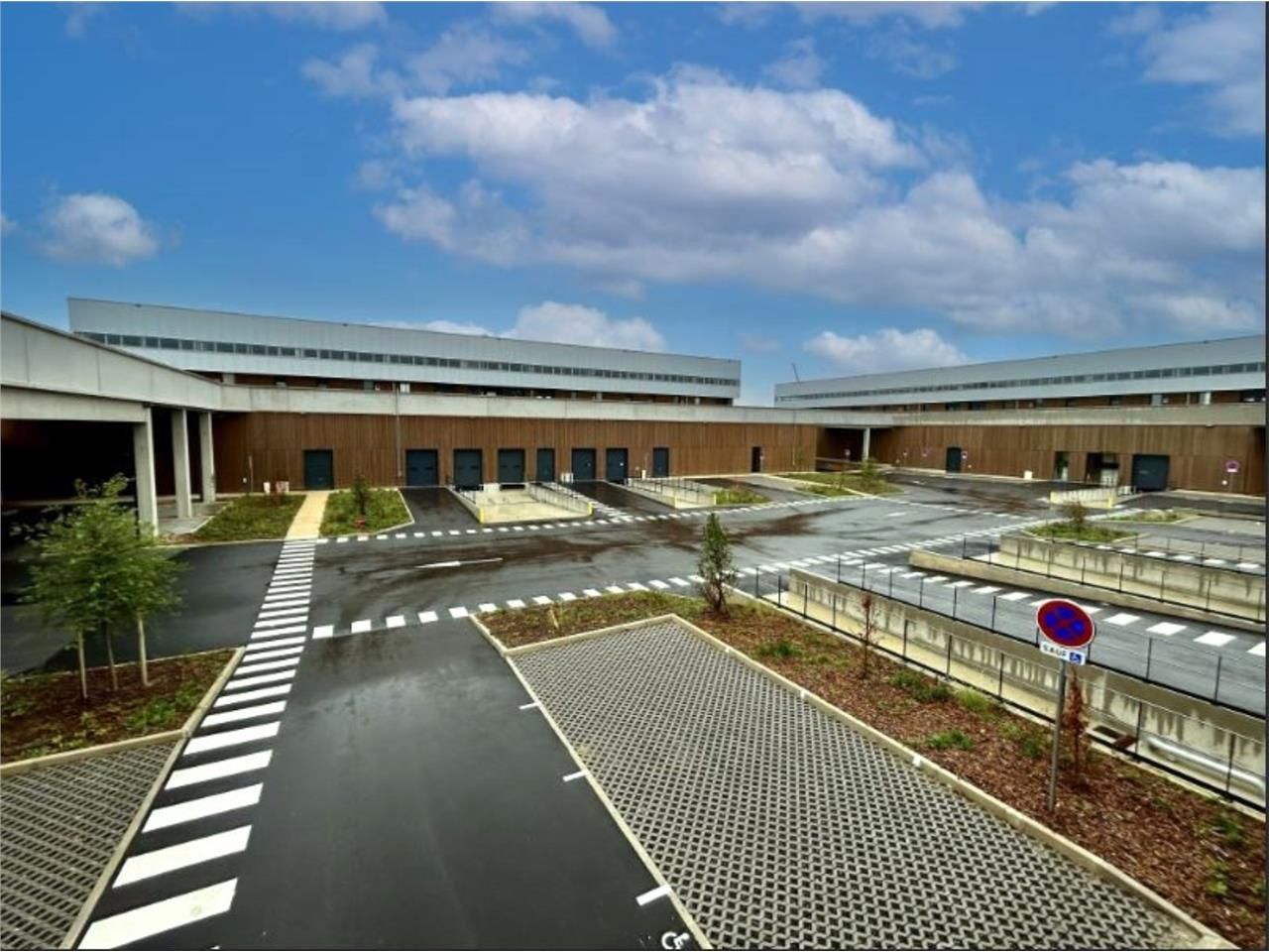 CBRE vous propose à louer, des locaux d'activités