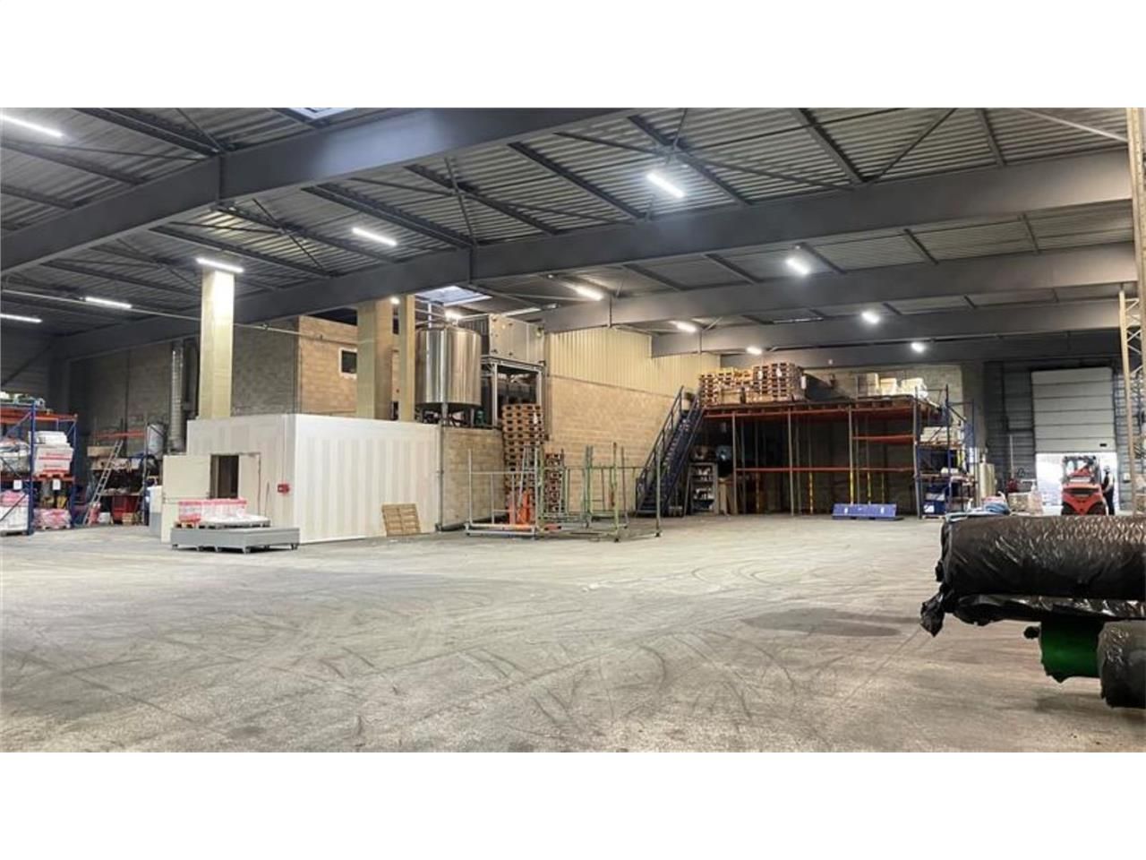 CBRE vous propose à louer, un local d'activités, 