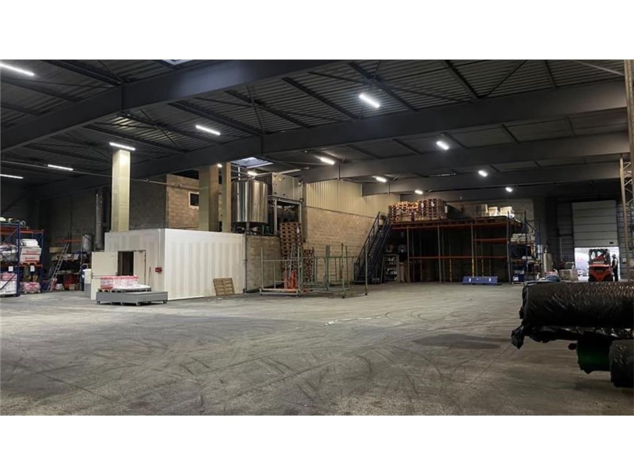 CBRE vous propose à louer, un local d'activités, 