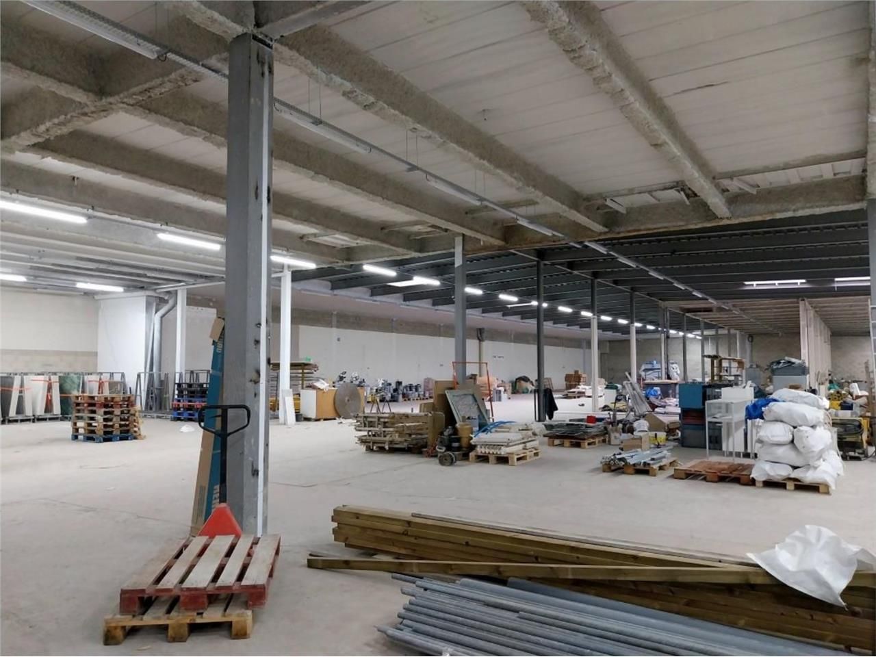 CBRE vous propose à louer, un local d'activités, 