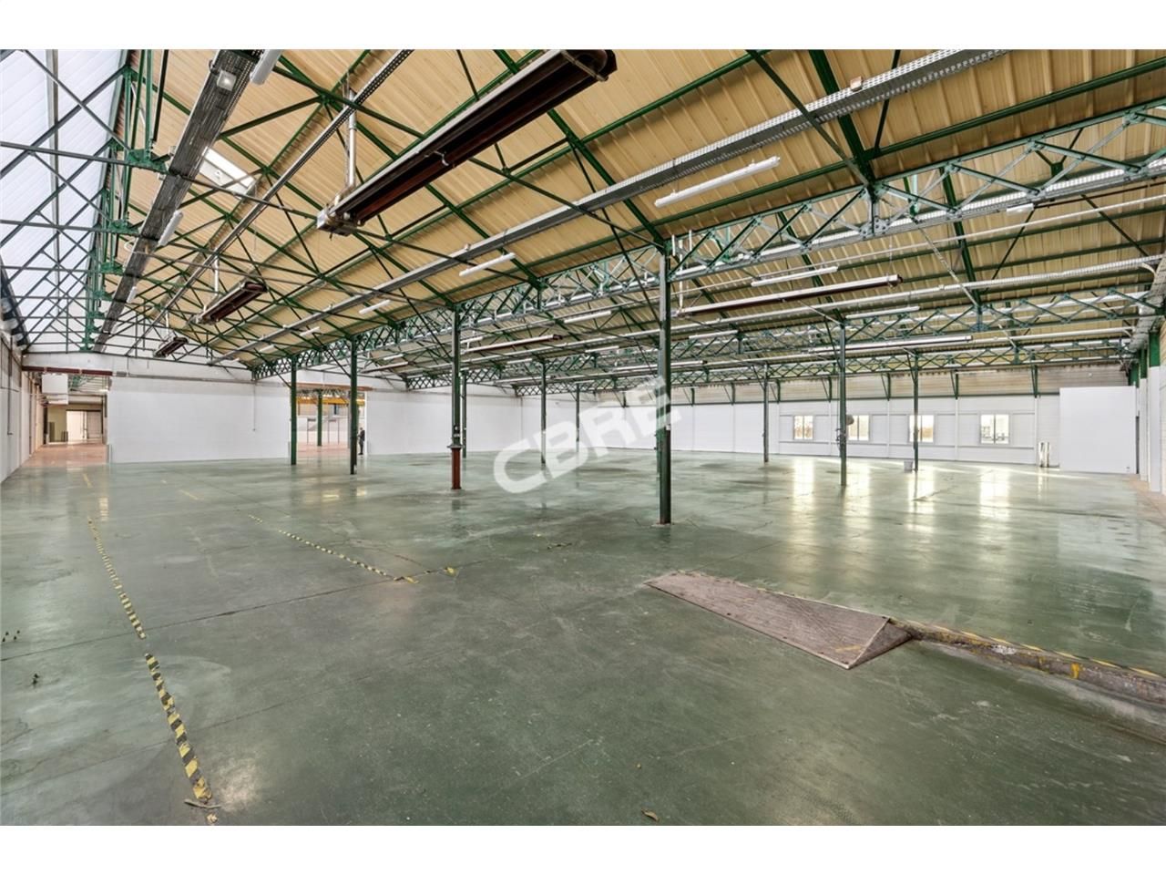 CBRE vous propose à louer, un entrepôt/local d'ac