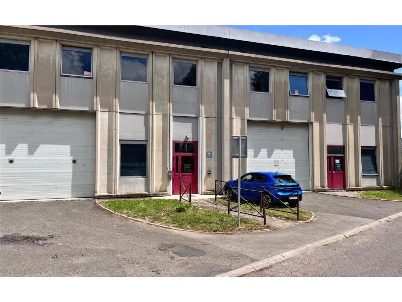 CBRE vous propose à louer, des locaux d'activités