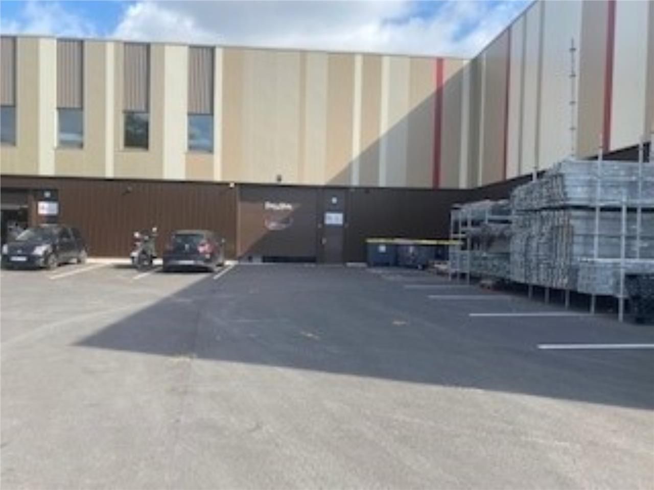 CBRE vous propose à vendre ou à louer, un bâtimen