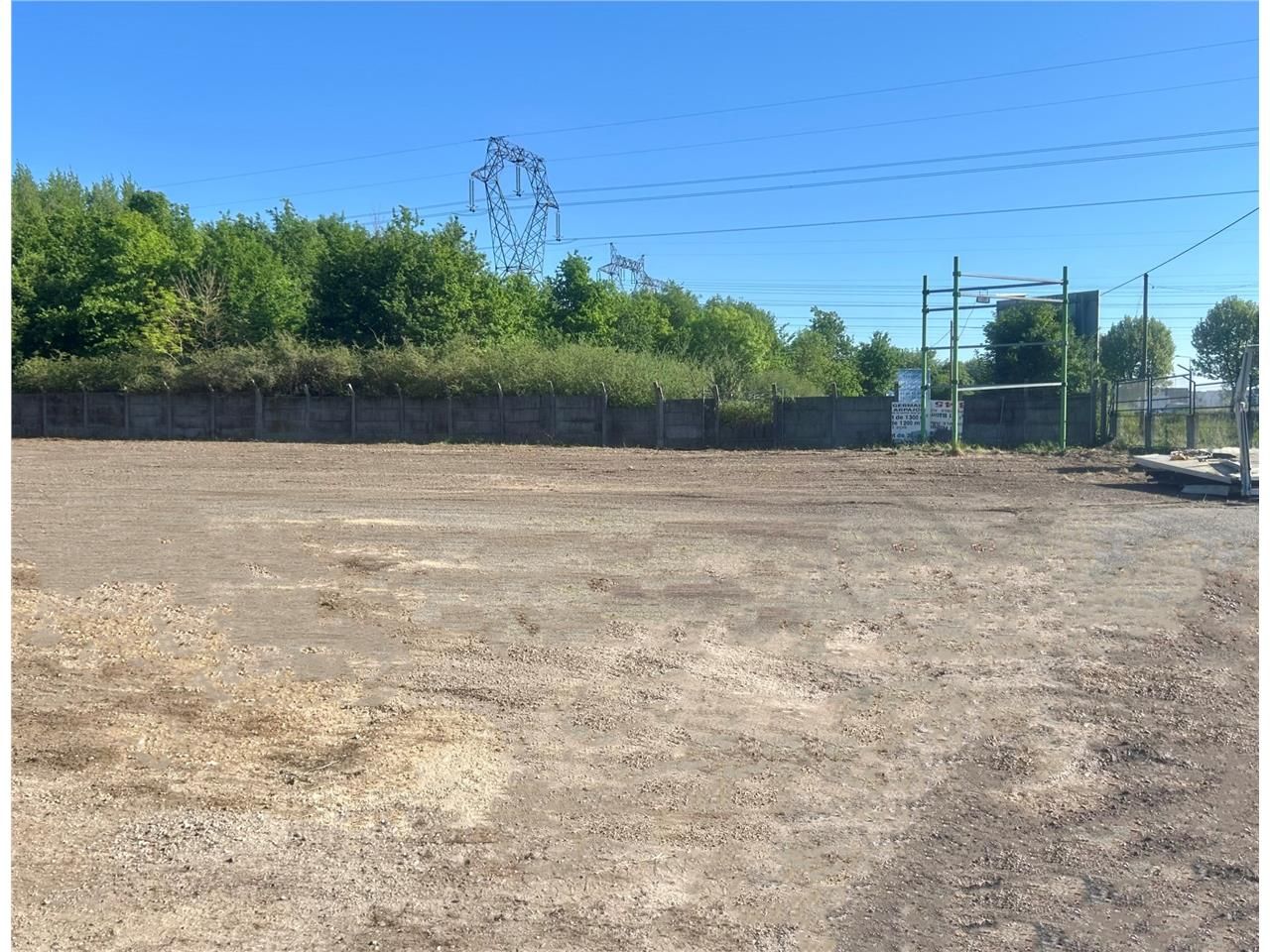 CBRE vous propose à louer un terrain bitumé situé