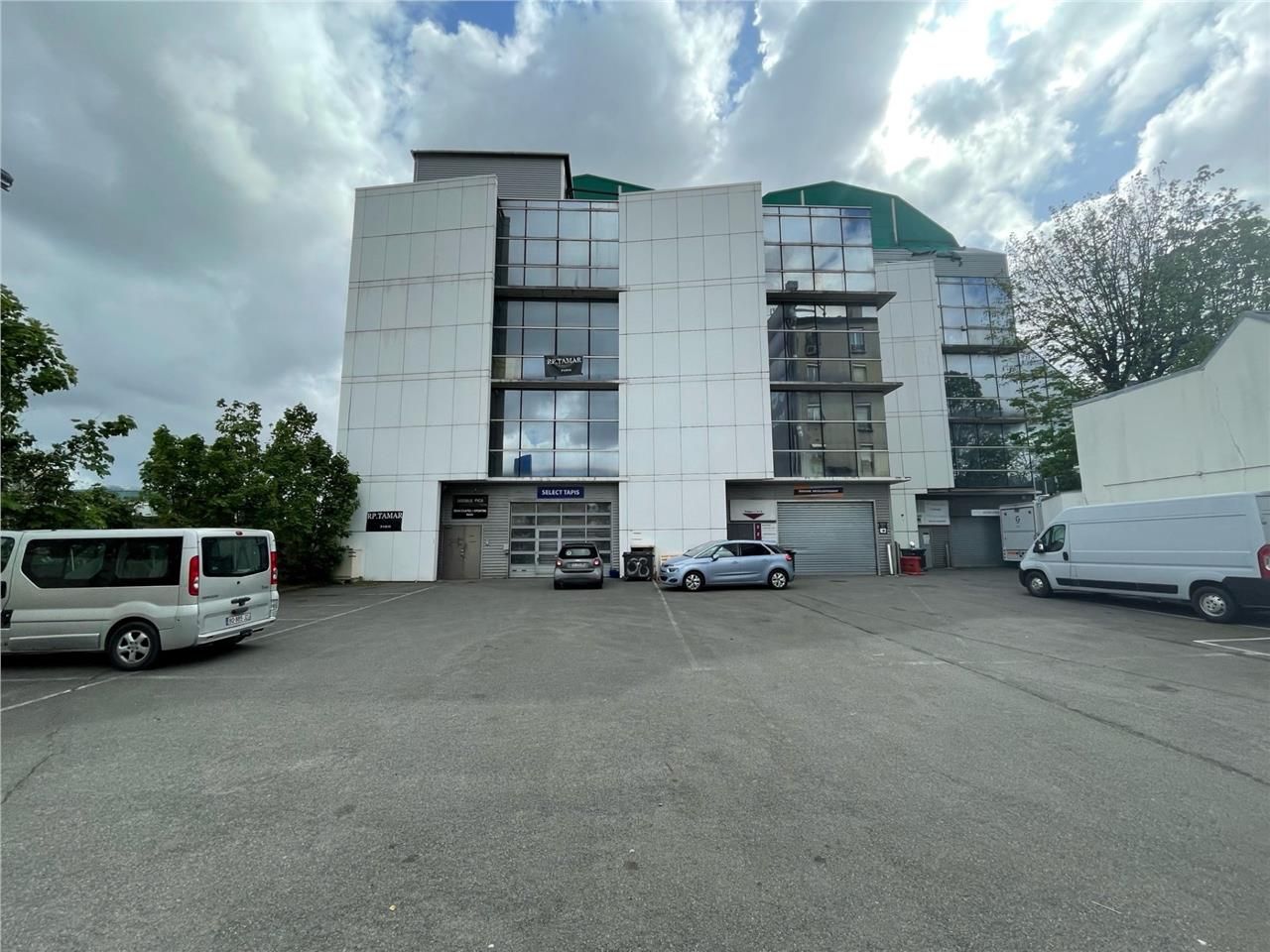 CBRE vous propose à louer, des locaux d'activités