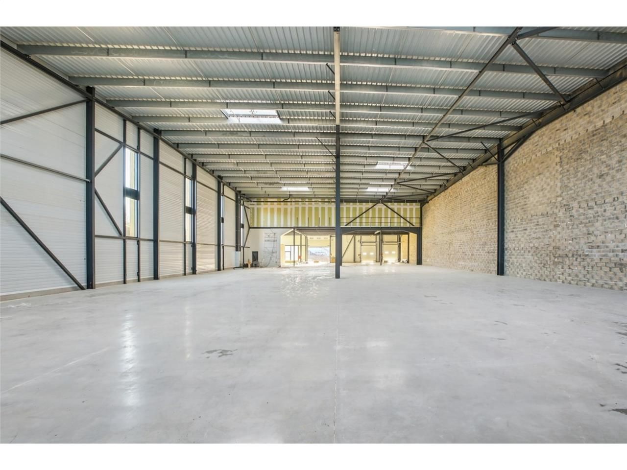 CBRE vous propose à louer un entrepôt/local d'act