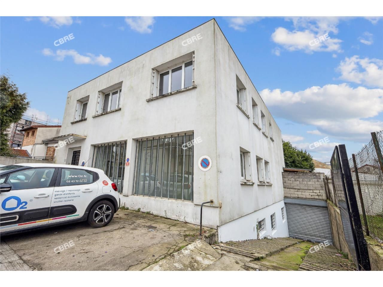 CBRE vous propose à vendre ou à louer, un entrepô