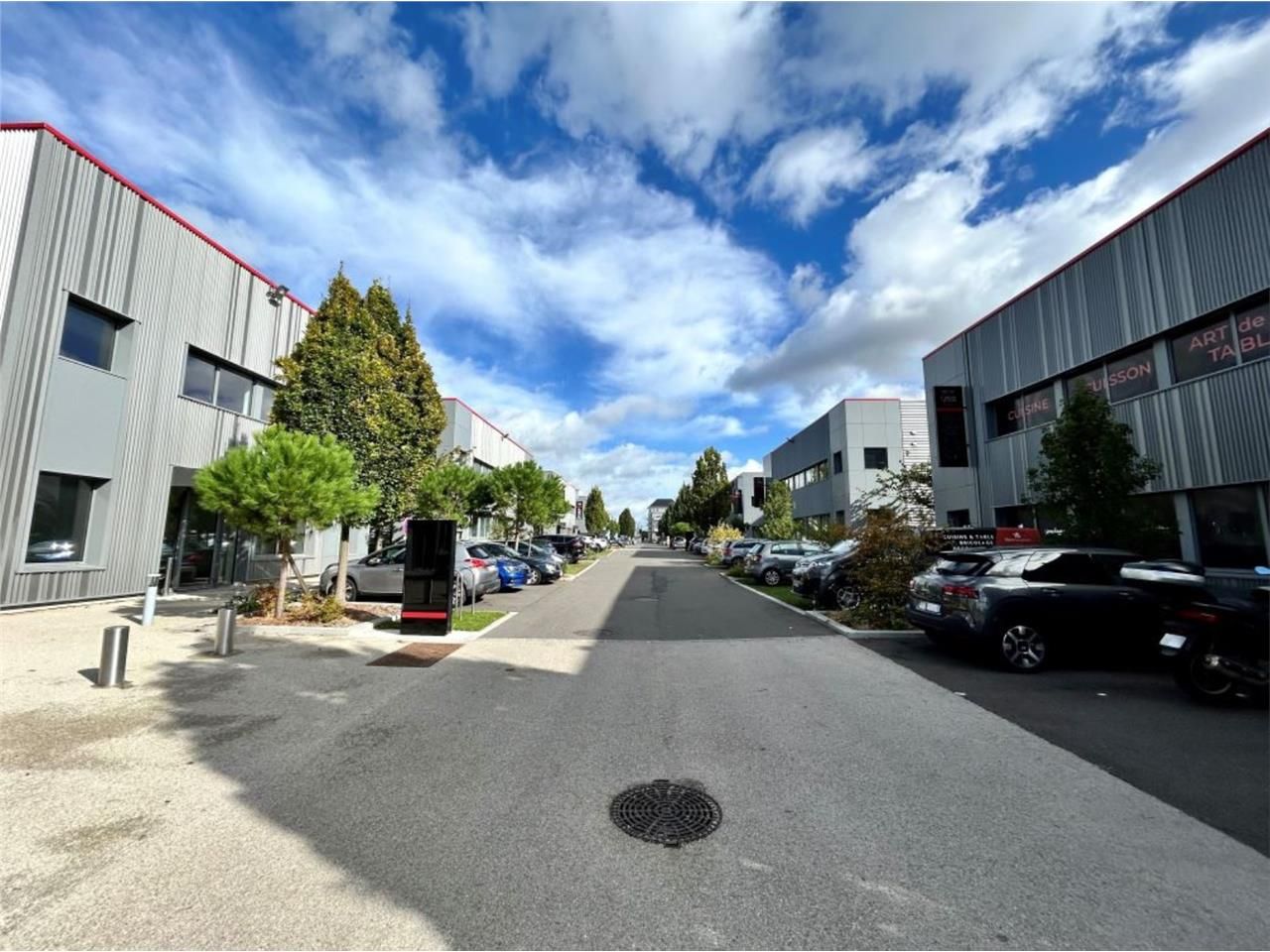 CBRE vous propose à louer, des locaux d'activités