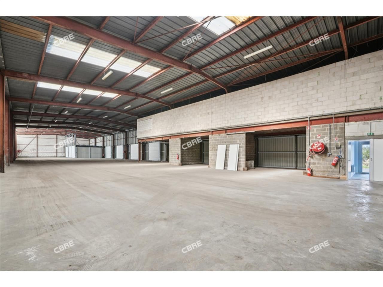 CBRE vous propose à louer, un entrepôt/local d'ac