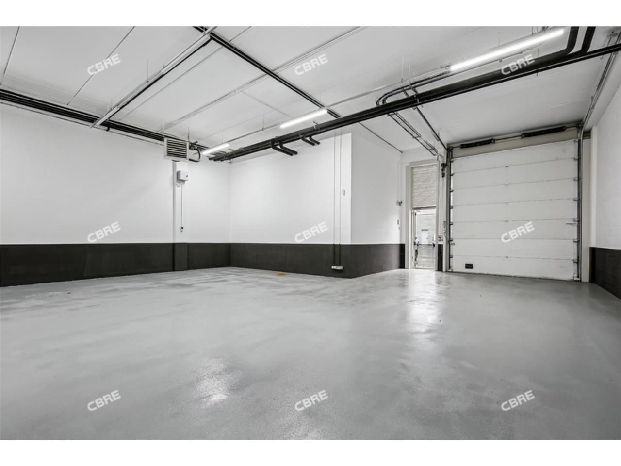 CBRE vous propose à louer, des locaux d'activités