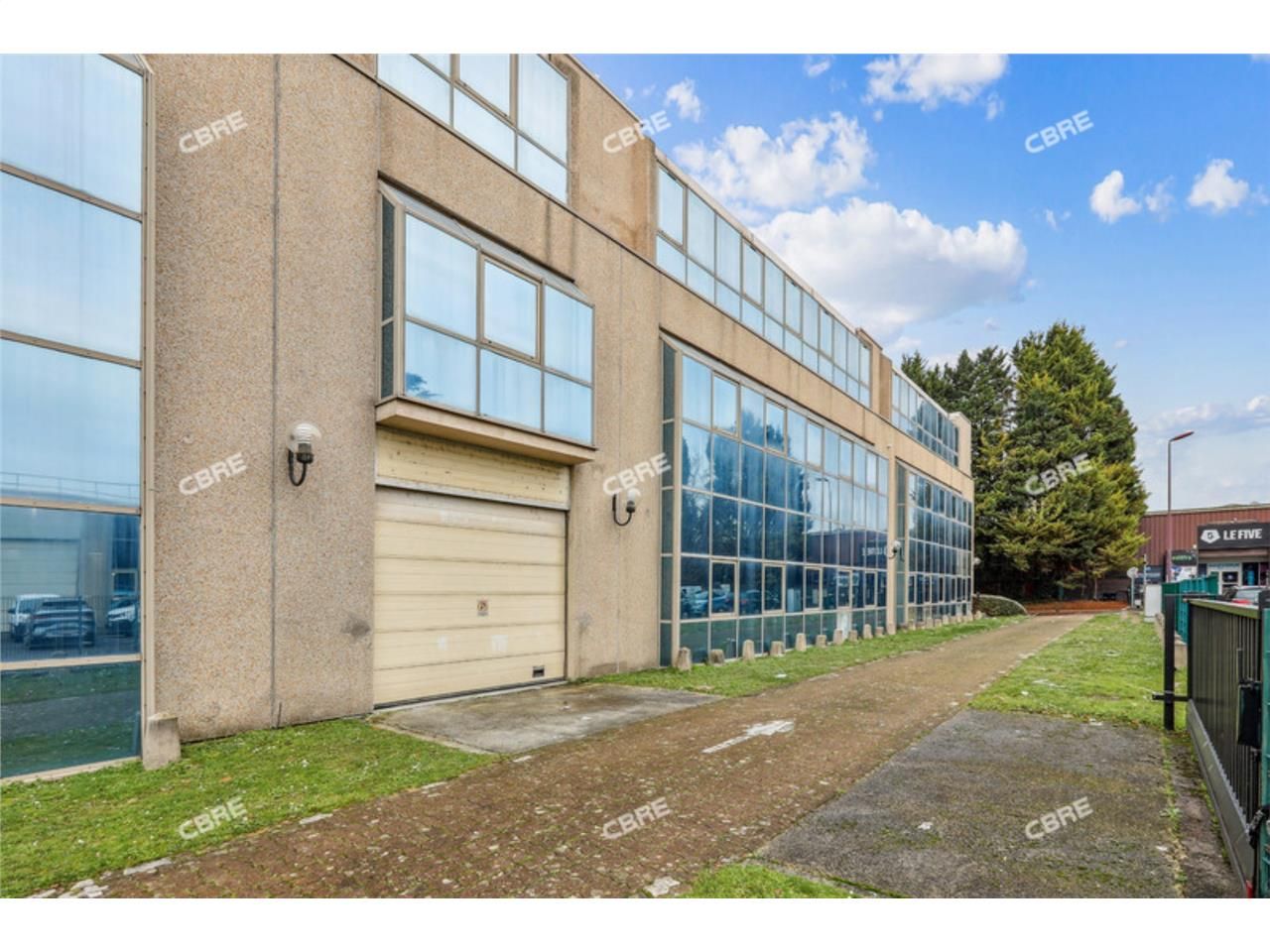 CBRE vous propose à louer, un local d'activités s