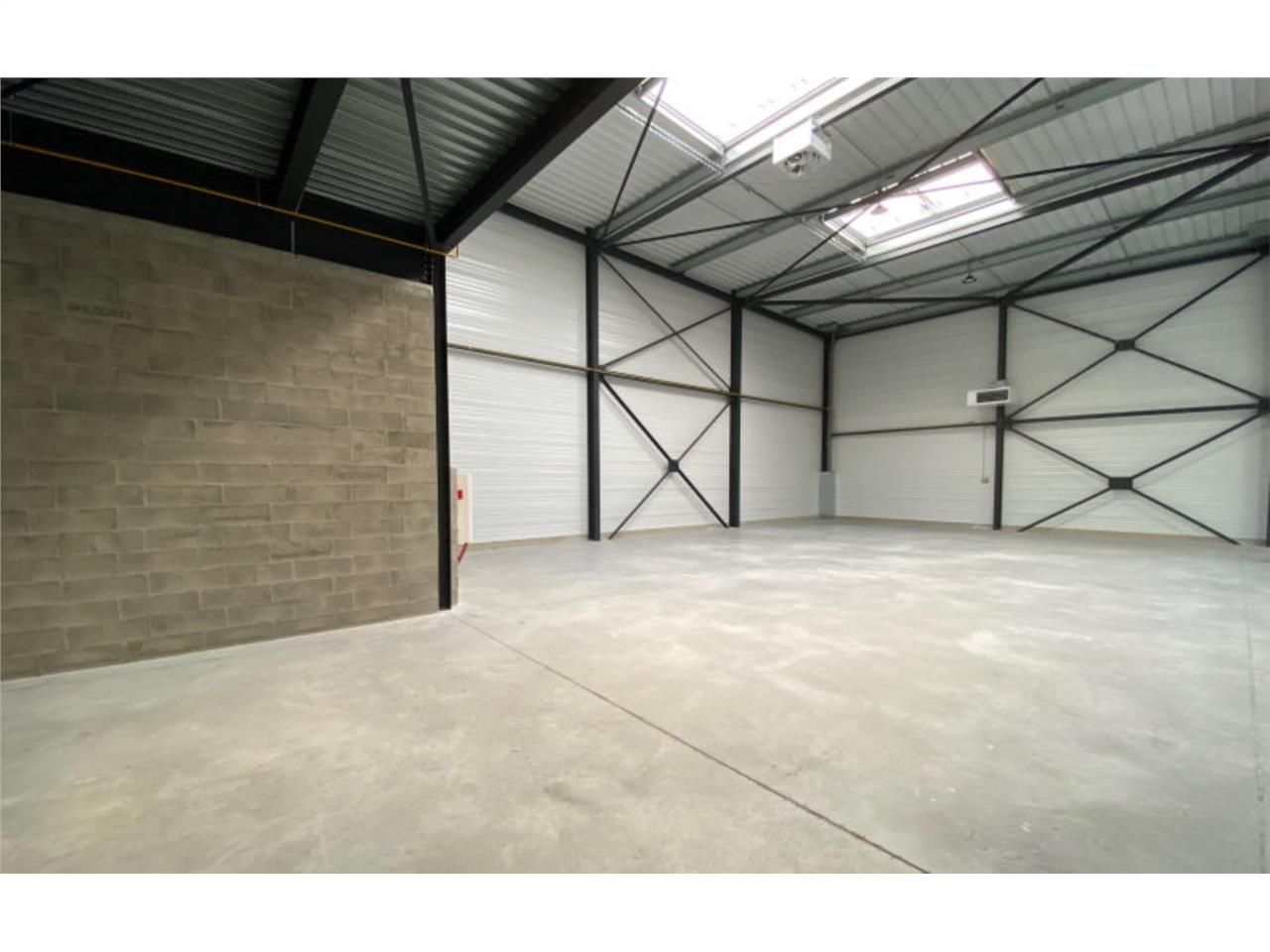 CBRE vous propose à louer, un local d'activités, 