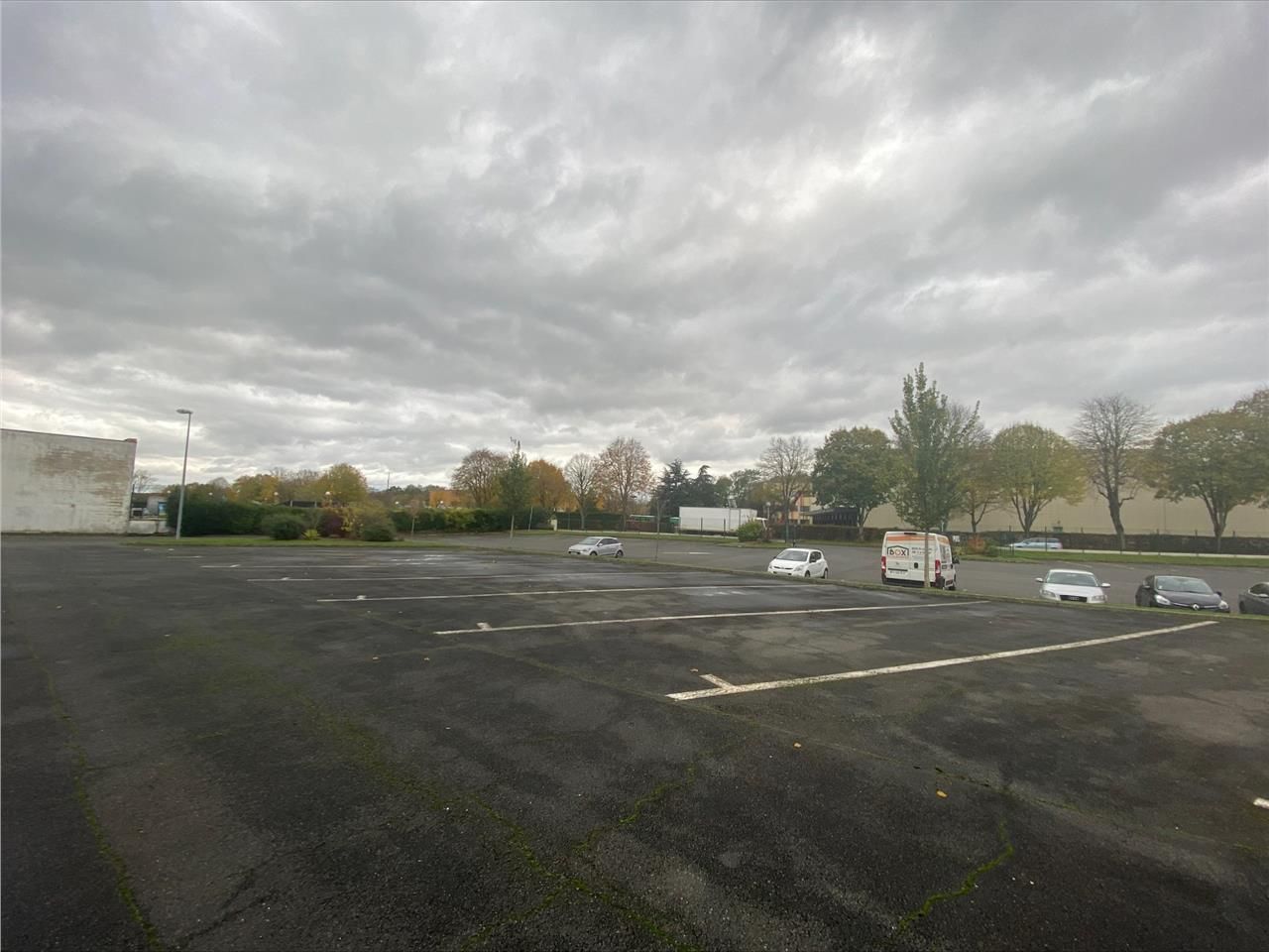 CBRE vous propose à louer un terrain bétonné et s