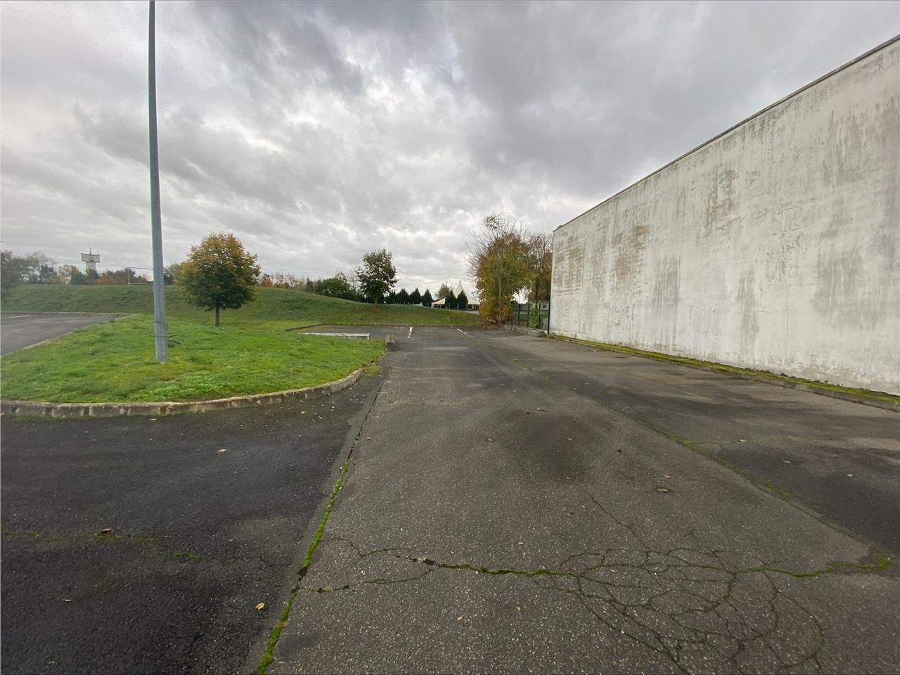 CBRE vous propose à louer un terrain bétonné et s