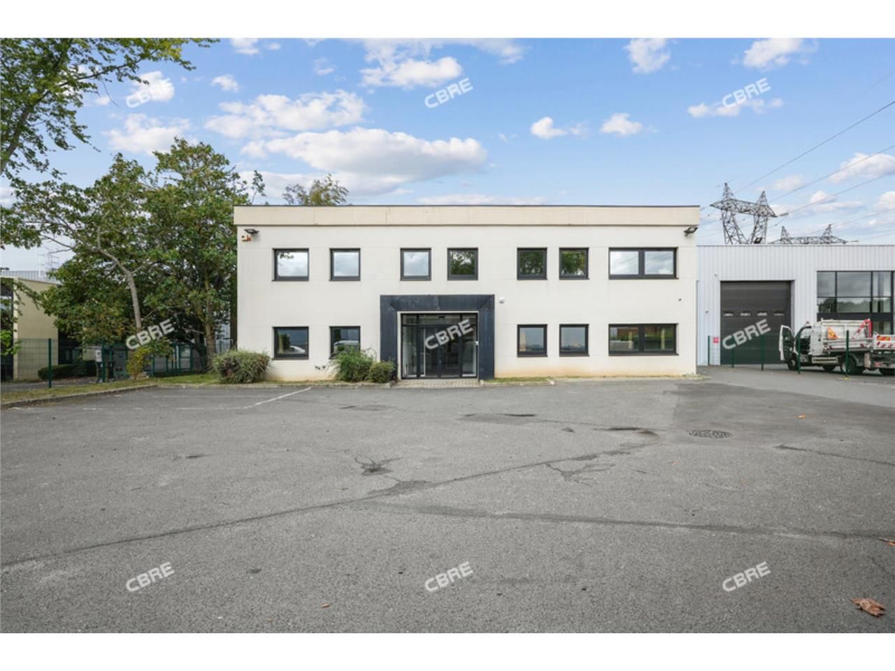 CBRE vous propose à vendre ou à louer, un entrepô