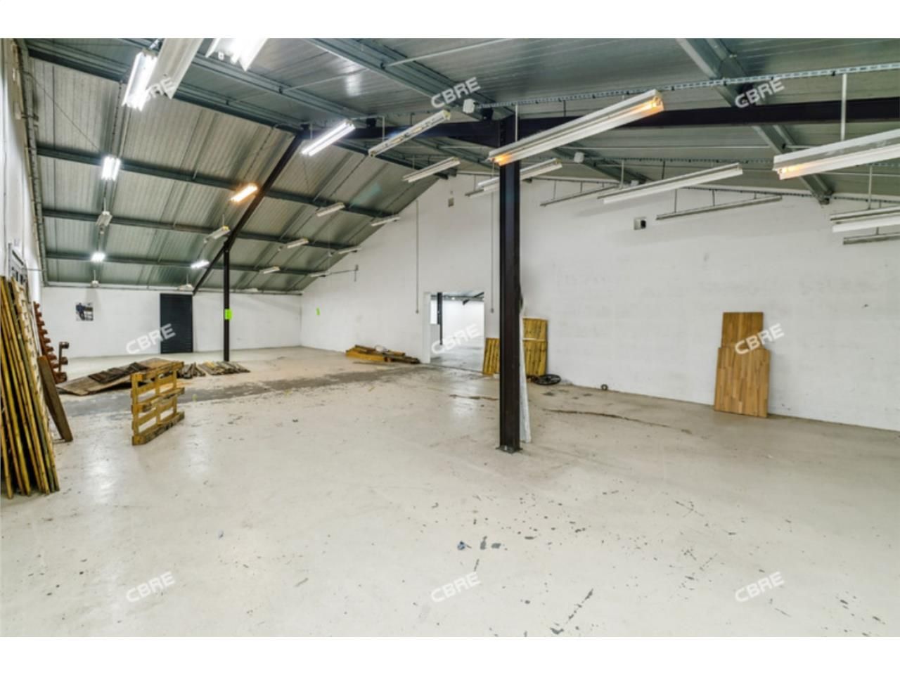 CBRE vous propose à vendre, un entrepôt/local d'a