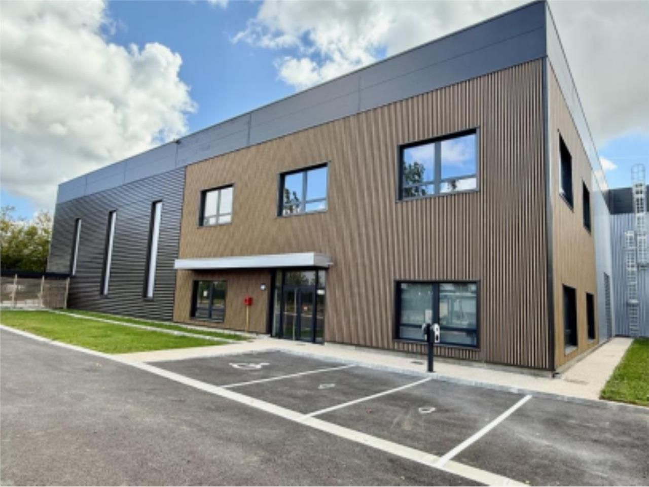 CBRE vous propose à louer, un entrepôt/local d'ac