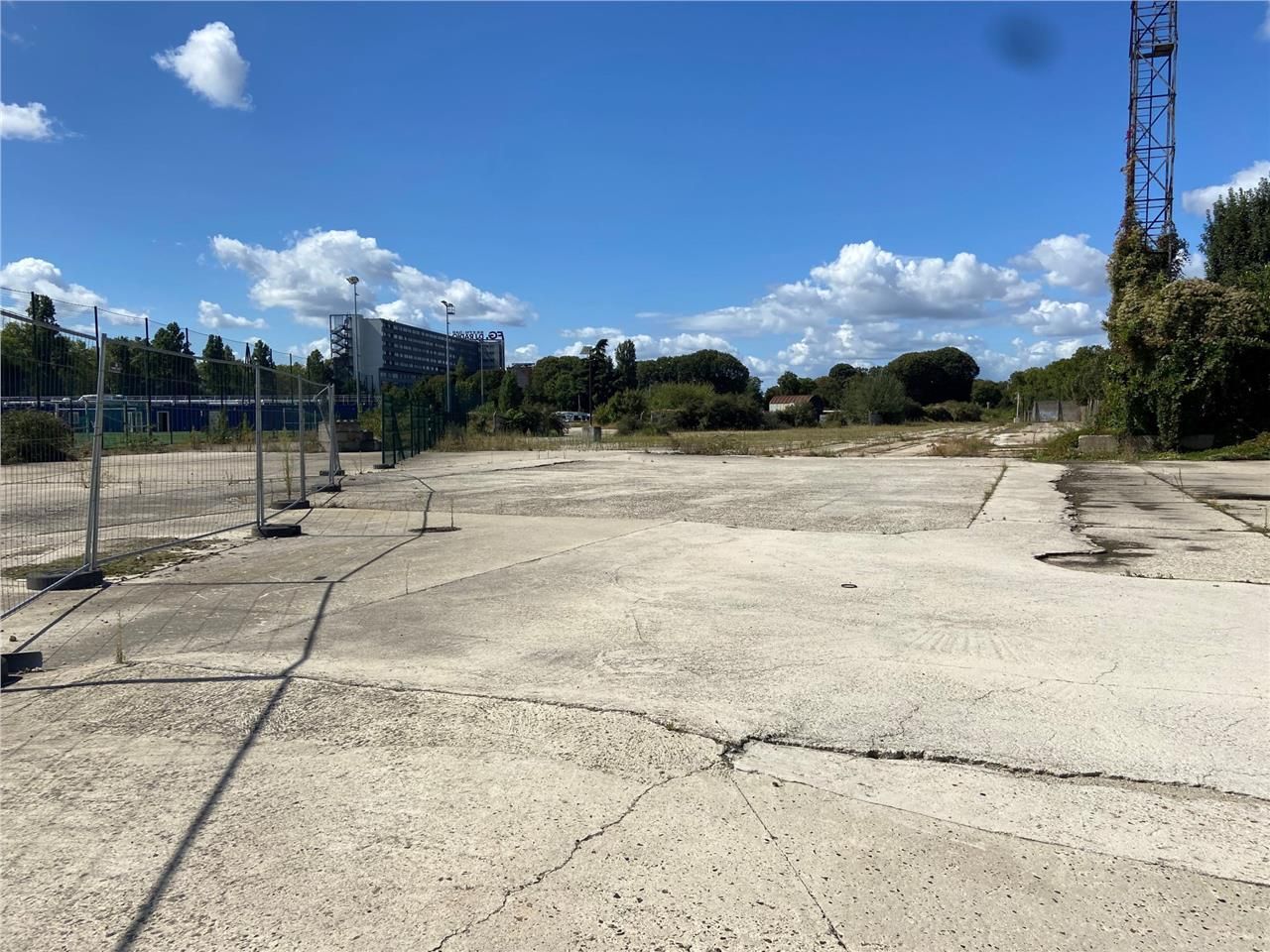 CBRE vous propose à louer, un terrain situé sur l