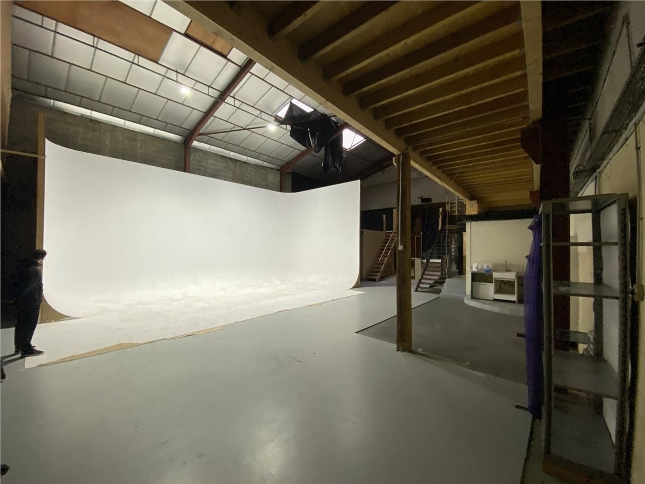 CBRE vous propose à louer, un local d'activités s