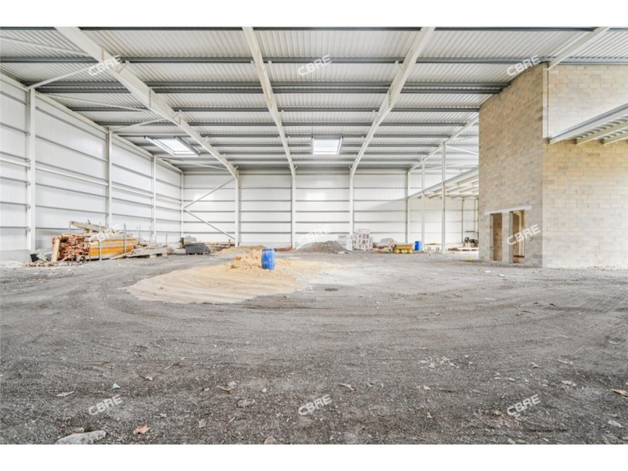 CBRE vous propose à vendre ou à louer un entrepôt