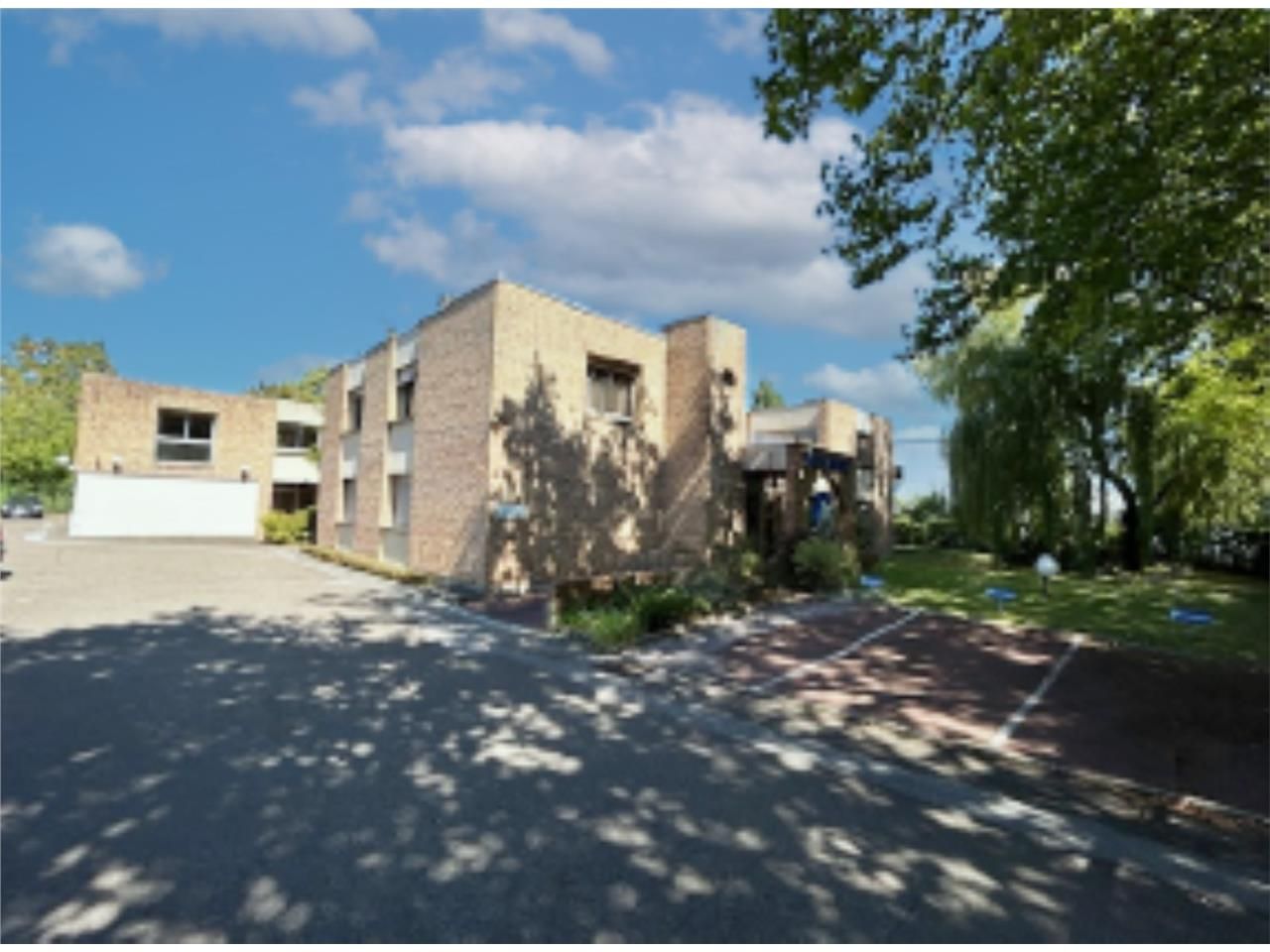 CBRE vous propose à vendre, un entrepôt/local d'a