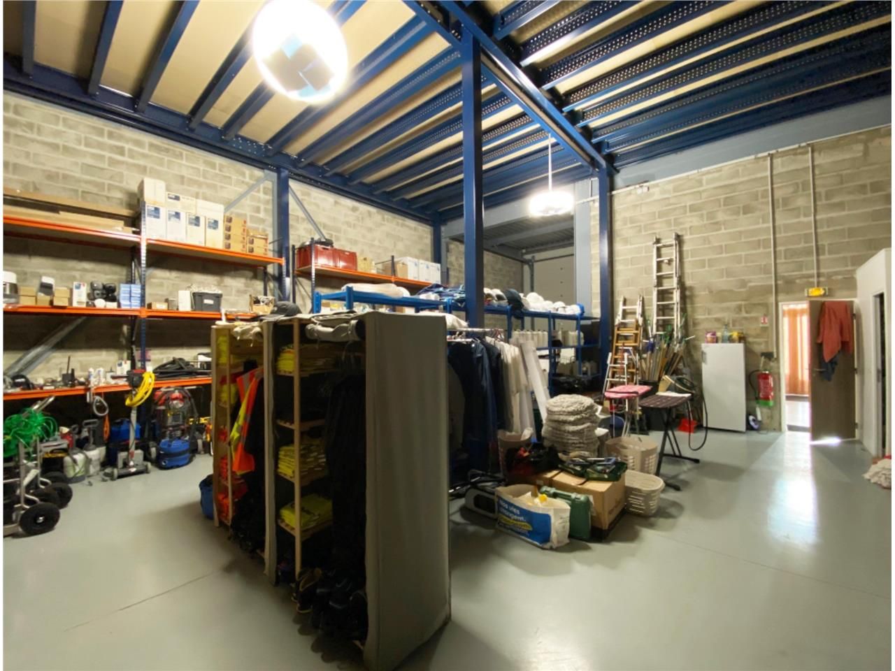 CBRE vous propose à vendre, un entrepôt/local d'a