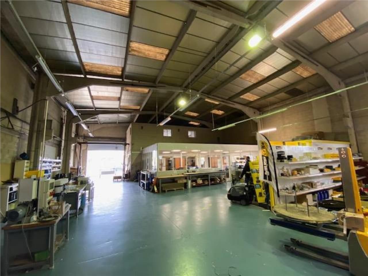 CBRE vous propose à vendre ou à louer un local d'