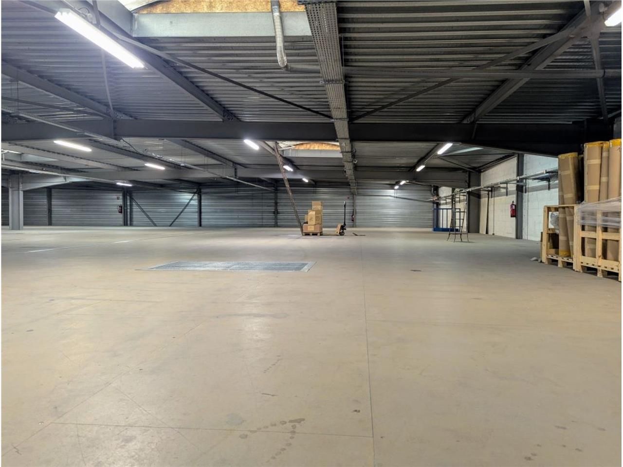 CBRE vous propose à vendre, un entrepôt/local d'a