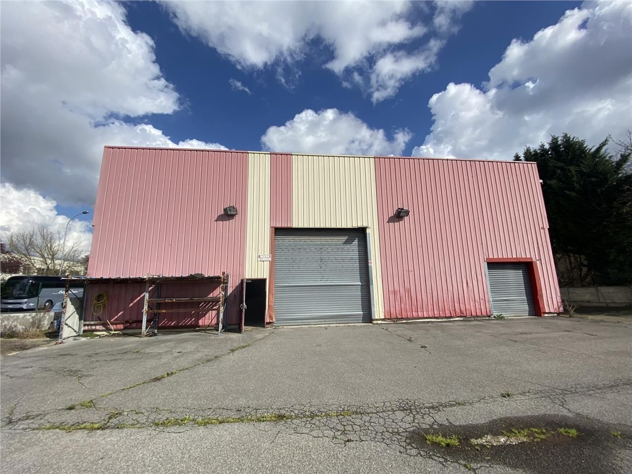 CBRE vous propose à louer, un local d'activités s