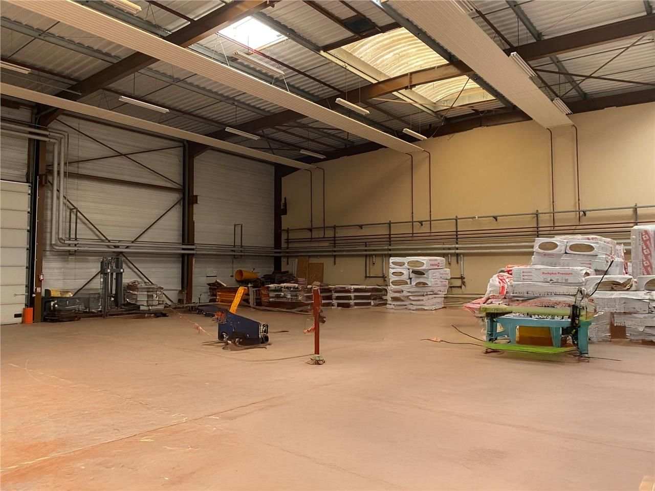 CBRE vous propose à louer, un bâtiment indépendan