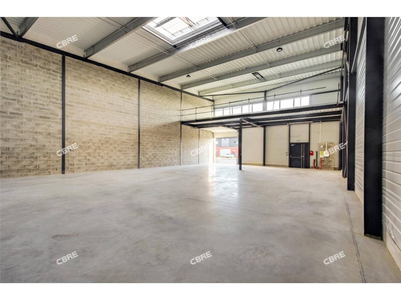 CBRE vous propose à louer, un entrepôt/local d'ac