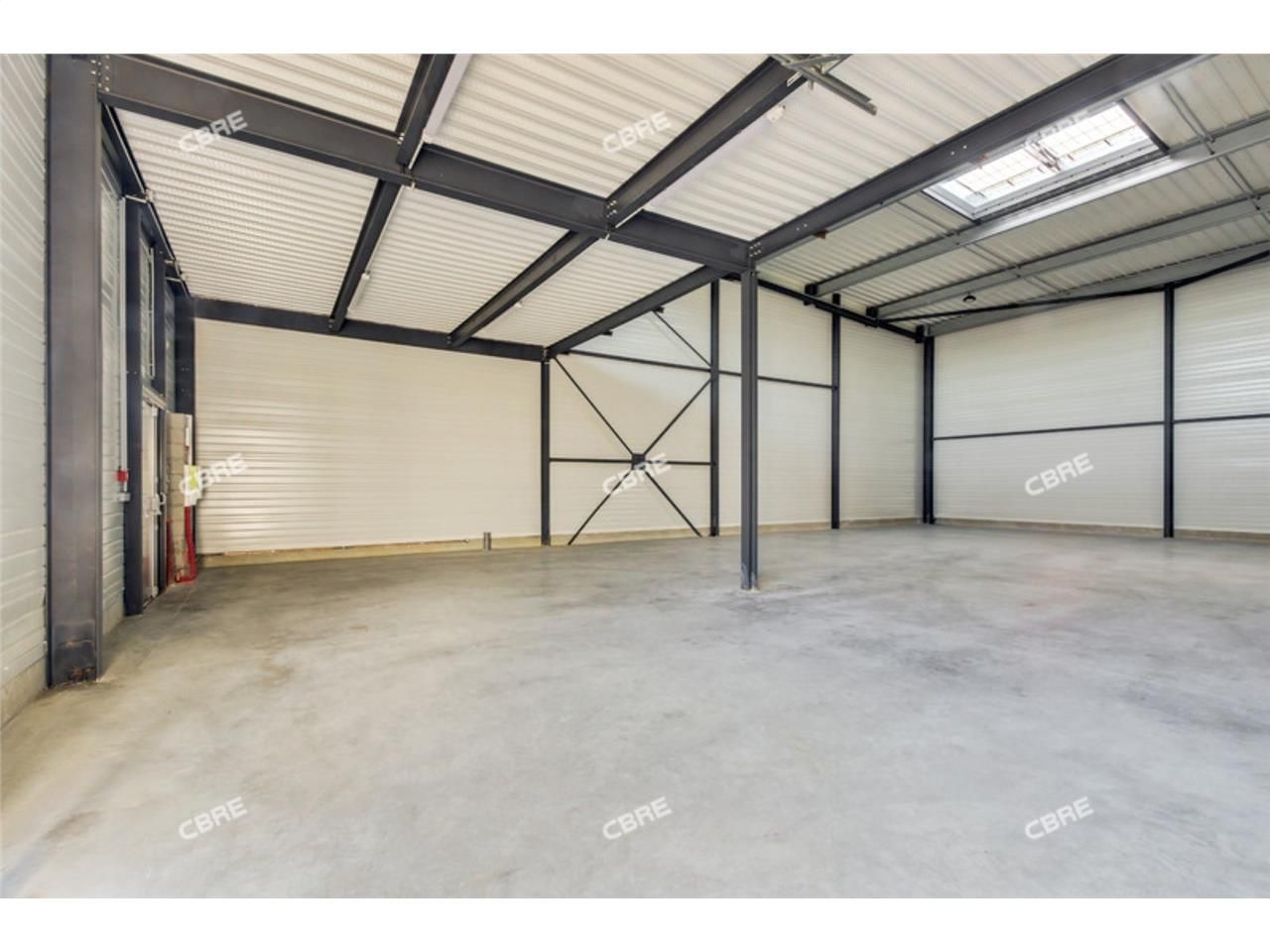 CBRE vous propose à louer, un entrepôt/local d'ac
