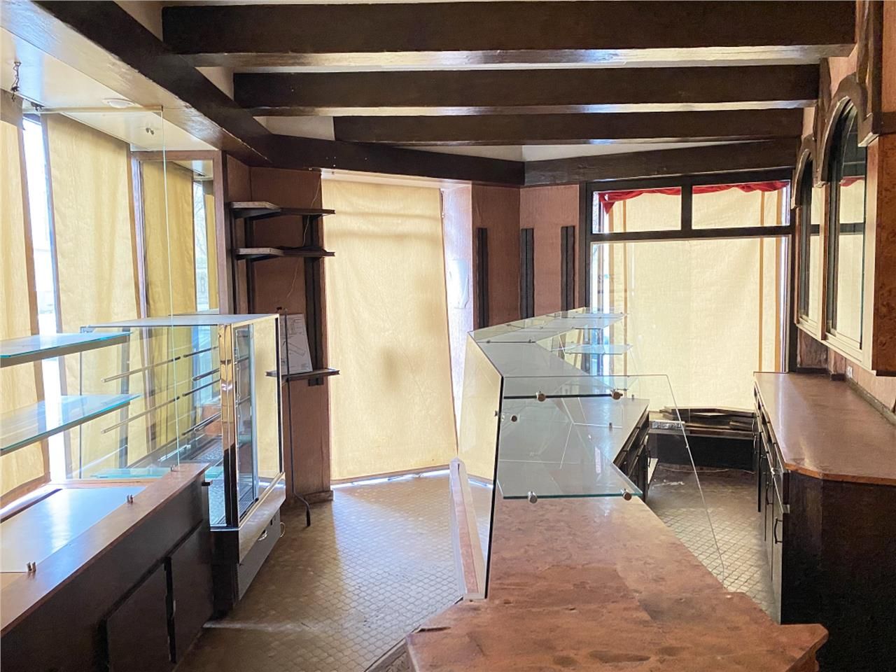 CBRE vous propose à louer, des locaux commerciaux