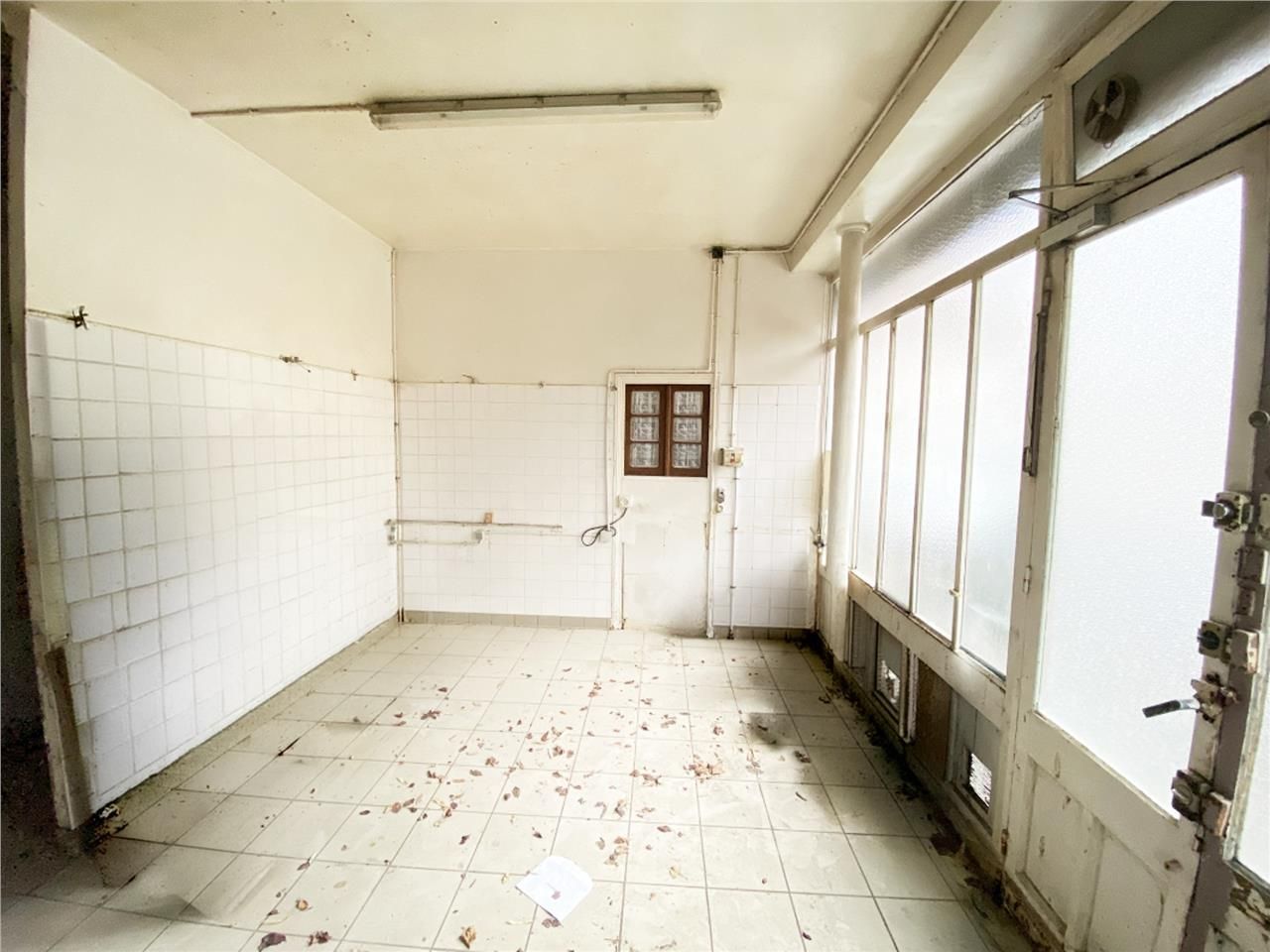 CBRE vous propose à louer, des locaux commerciaux