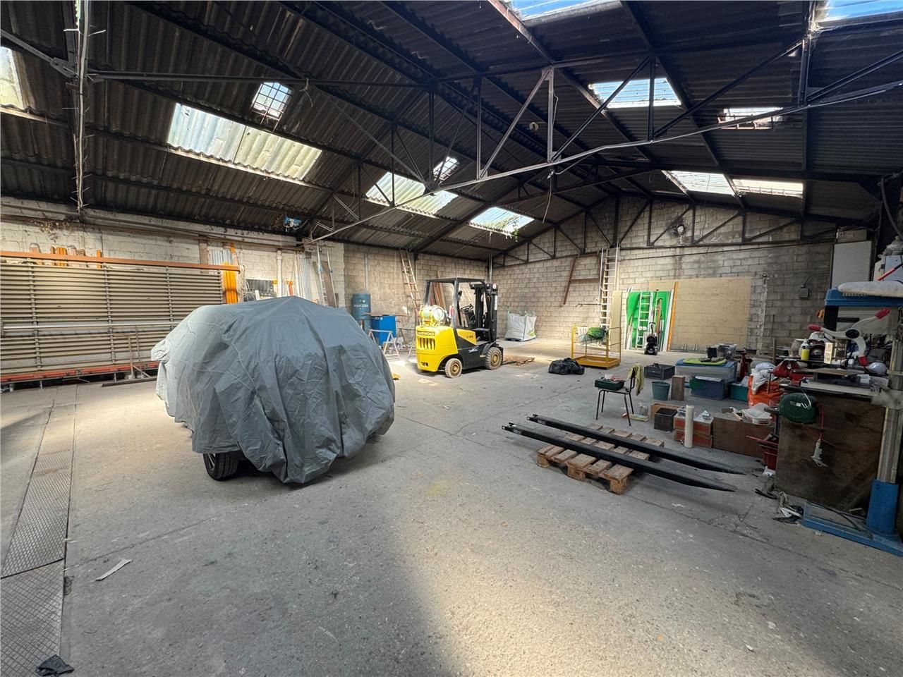 CBRE vous propose à louer, un local d'activités s