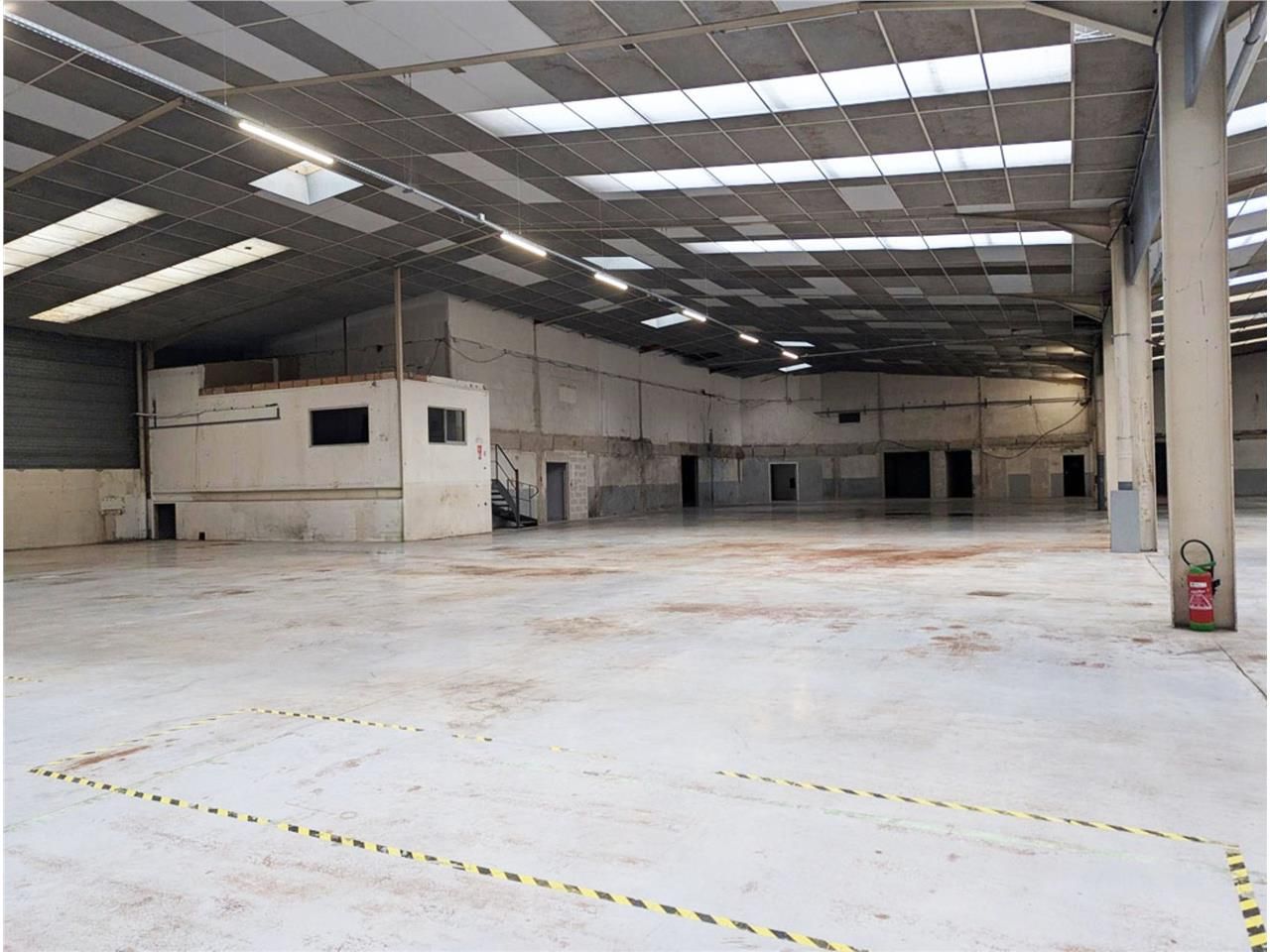CBRE vous propose à louer, un entrepôt/local d'ac